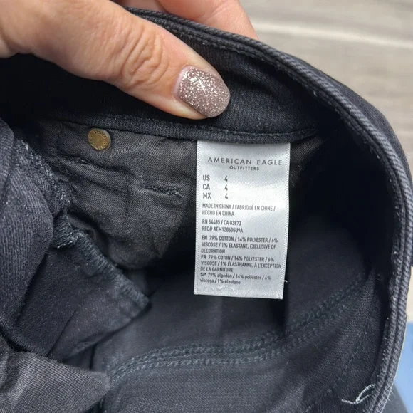 🇺🇸 American Eagle Black Distressed Denim mom Shorts size 4 - Picture 6 of 9